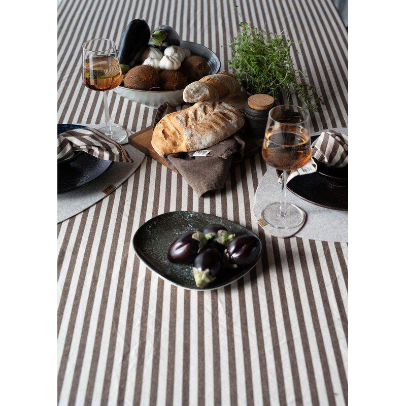 Svea randig nougat duk 140x300cm